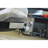 Тюнинговый фаркоп Bosal с металлической накладкой для Toyota Fortuner II 2015-2020. Фланцевое крепление. Артикул 3019-FL