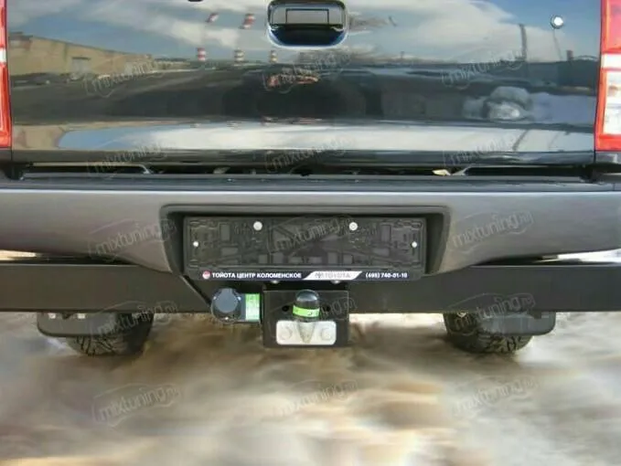 Фаркоп Лидер-Плюс для Toyota Hilux VII Double Cab N2 с подножкой 2008-2015. Фланцевое крепление. Артикул T114-F