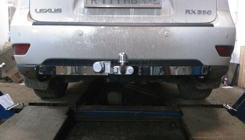 Фаркоп Лидер-Плюс для Toyota Highlander I 2003-2007 (с накладкой из нерж. стали). Фланцевое крепление. Артикул L101-F(N)