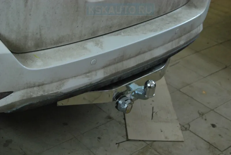 Тюнинговый фаркоп Bosal с металлической накладкой для Toyota Fortuner II 2015-2025. Фланцевое крепление. Артикул 3019-FL Тюнинговый фаркоп Bosal с металлической накладкой для Toyota Fortuner II 2015-2025. Фланцевое крепление. Артикул 3019-FL