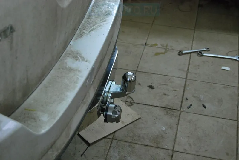 Тюнинговый фаркоп Bosal с металлической накладкой для Toyota Fortuner II 2015-2025. Фланцевое крепление. Артикул 3019-FL Тюнинговый фаркоп Bosal с металлической накладкой для Toyota Fortuner II 2015-2025. Фланцевое крепление. Артикул 3019-FL