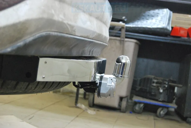 Тюнинговый фаркоп Bosal с металлической накладкой для Toyota Fortuner II 2015-2025. Фланцевое крепление. Артикул 3019-FL Тюнинговый фаркоп Bosal с металлической накладкой для Toyota Fortuner II 2015-2025. Фланцевое крепление. Артикул 3019-FL