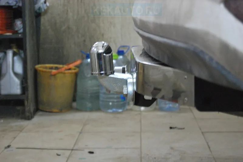 Тюнинговый фаркоп Bosal с металлической накладкой для Toyota Fortuner II 2015-2025. Фланцевое крепление. Артикул 3019-FL Тюнинговый фаркоп Bosal с металлической накладкой для Toyota Fortuner II 2015-2025. Фланцевое крепление. Артикул 3019-FL