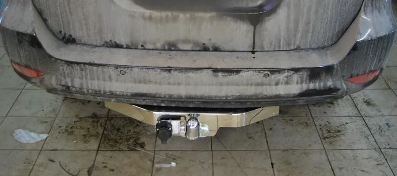 Тюнинговый фаркоп Bosal с металлической накладкой для Toyota Fortuner II 2015-2025. Фланцевое крепление. Артикул 3019-FL