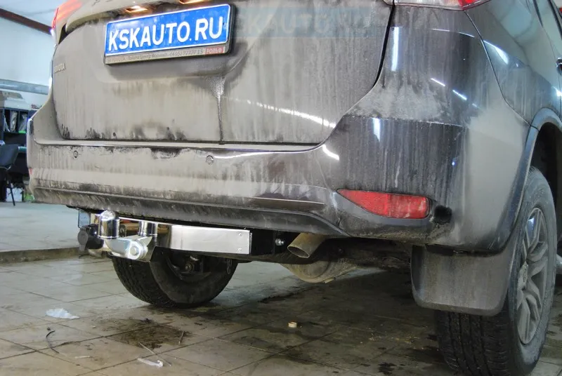 Тюнинговый фаркоп Bosal с металлической накладкой для Toyota Fortuner II 2015-2025. Фланцевое крепление. Артикул 3019-FL Тюнинговый фаркоп Bosal с металлической накладкой для Toyota Fortuner II 2015-2025. Фланцевое крепление. Артикул 3019-FL