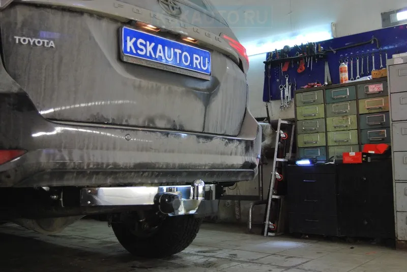 Тюнинговый фаркоп Bosal с металлической накладкой для Toyota Fortuner II 2015-2025. Фланцевое крепление. Артикул 3019-FL Тюнинговый фаркоп Bosal с металлической накладкой для Toyota Fortuner II 2015-2025. Фланцевое крепление. Артикул 3019-FL