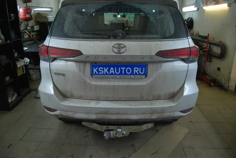 Тюнинговый фаркоп Bosal с металлической накладкой для Toyota Fortuner II 2015-2025. Фланцевое крепление. Артикул 3019-FL Тюнинговый фаркоп Bosal с металлической накладкой для Toyota Fortuner II 2015-2025. Фланцевое крепление. Артикул 3019-FL