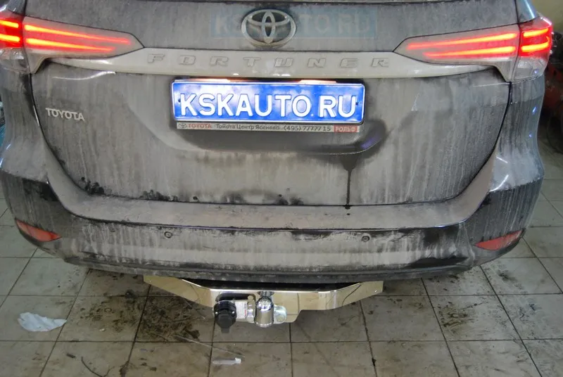 Тюнинговый фаркоп Bosal с металлической накладкой для Toyota Fortuner II 2015-2025. Фланцевое крепление. Артикул 3019-FL Тюнинговый фаркоп Bosal с металлической накладкой для Toyota Fortuner II 2015-2025. Фланцевое крепление. Артикул 3019-FL