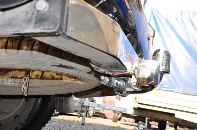 Фаркоп Oris (ранее Bosal) для Toyota Land Cruiser 200 2007-2021 с нержавеющей светящейся накладкой ORIS DRIVE. Артикул 3054-AOD